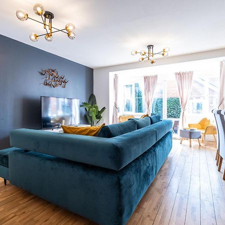 Modern And Spacious Home From Home 1 Mile From M1 - With Netflix, Prime Video, Ps5, Free Parking, Superfast Wifi, Bbq - Sleeps 11 - By Brightleap Apartments ميلتون كينيز المظهر الخارجي الصورة