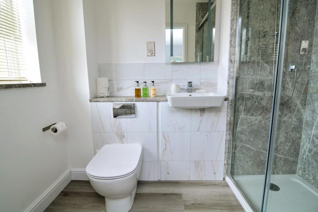 Modern And Spacious Home From Home 1 Mile From M1 - With Netflix, Prime Video, Ps5, Free Parking, Superfast Wifi, Bbq - Sleeps 11 - By Brightleap Apartments ميلتون كينيز المظهر الخارجي الصورة
