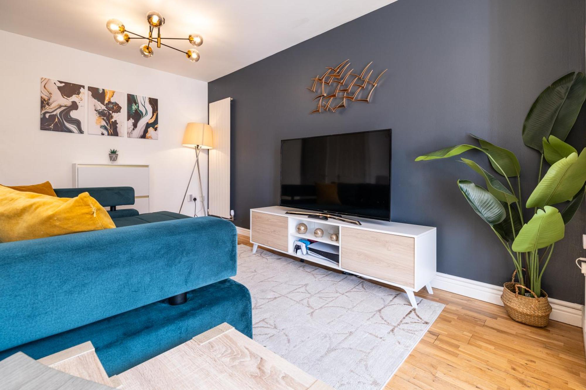 Modern And Spacious Home From Home 1 Mile From M1 - With Netflix, Prime Video, Ps5, Free Parking, Superfast Wifi, Bbq - Sleeps 11 - By Brightleap Apartments ميلتون كينيز المظهر الخارجي الصورة