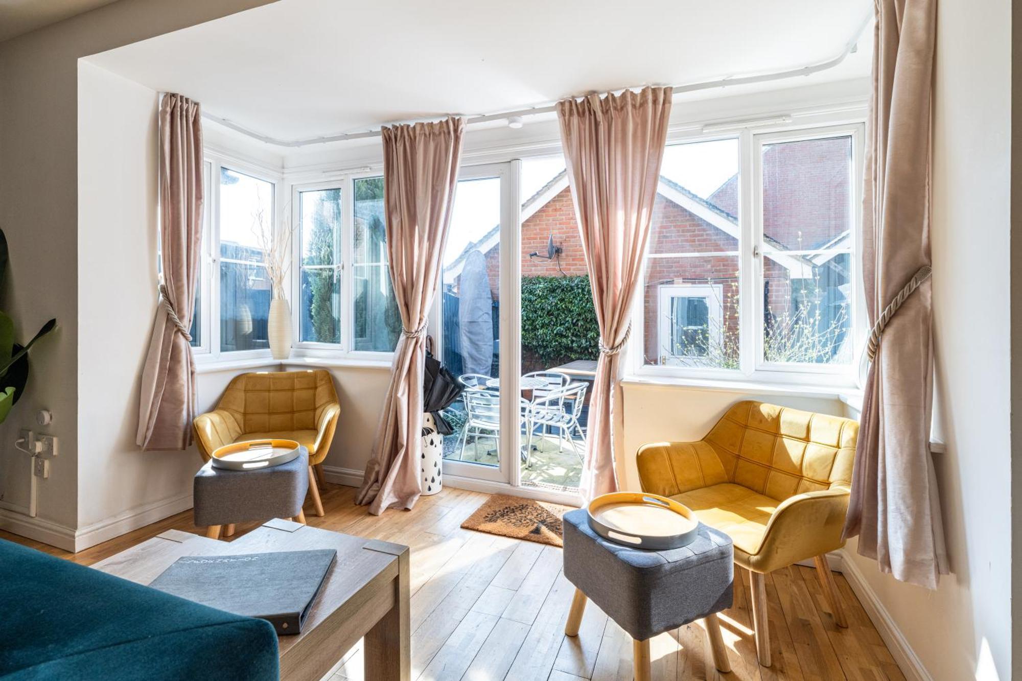 Modern And Spacious Home From Home 1 Mile From M1 - With Netflix, Prime Video, Ps5, Free Parking, Superfast Wifi, Bbq - Sleeps 11 - By Brightleap Apartments ميلتون كينيز المظهر الخارجي الصورة
