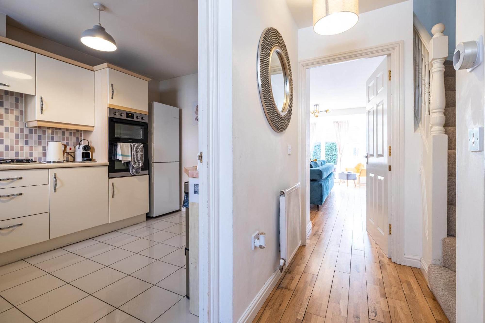 Modern And Spacious Home From Home 1 Mile From M1 - With Netflix, Prime Video, Ps5, Free Parking, Superfast Wifi, Bbq - Sleeps 11 - By Brightleap Apartments ميلتون كينيز المظهر الخارجي الصورة