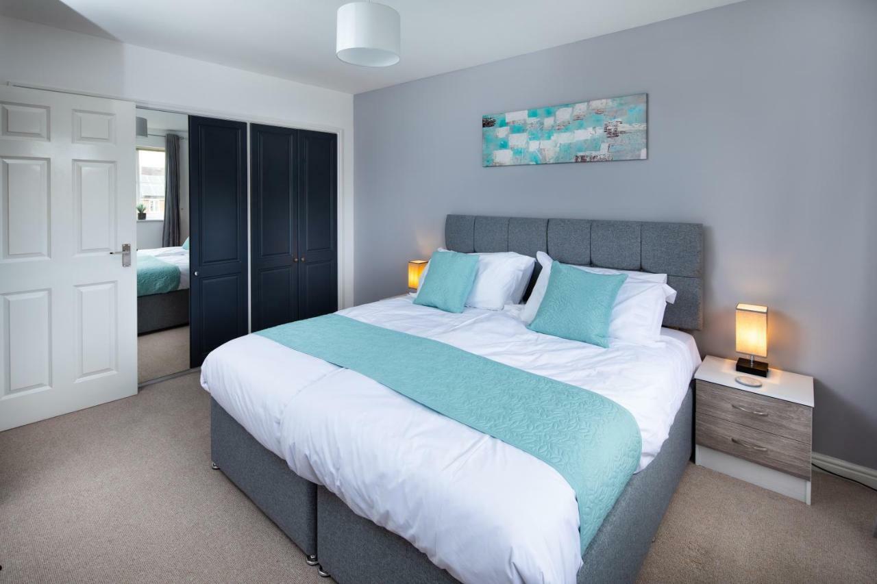 Modern And Spacious Home From Home 1 Mile From M1 - With Netflix, Prime Video, Ps5, Free Parking, Superfast Wifi, Bbq - Sleeps 11 - By Brightleap Apartments ميلتون كينيز المظهر الخارجي الصورة