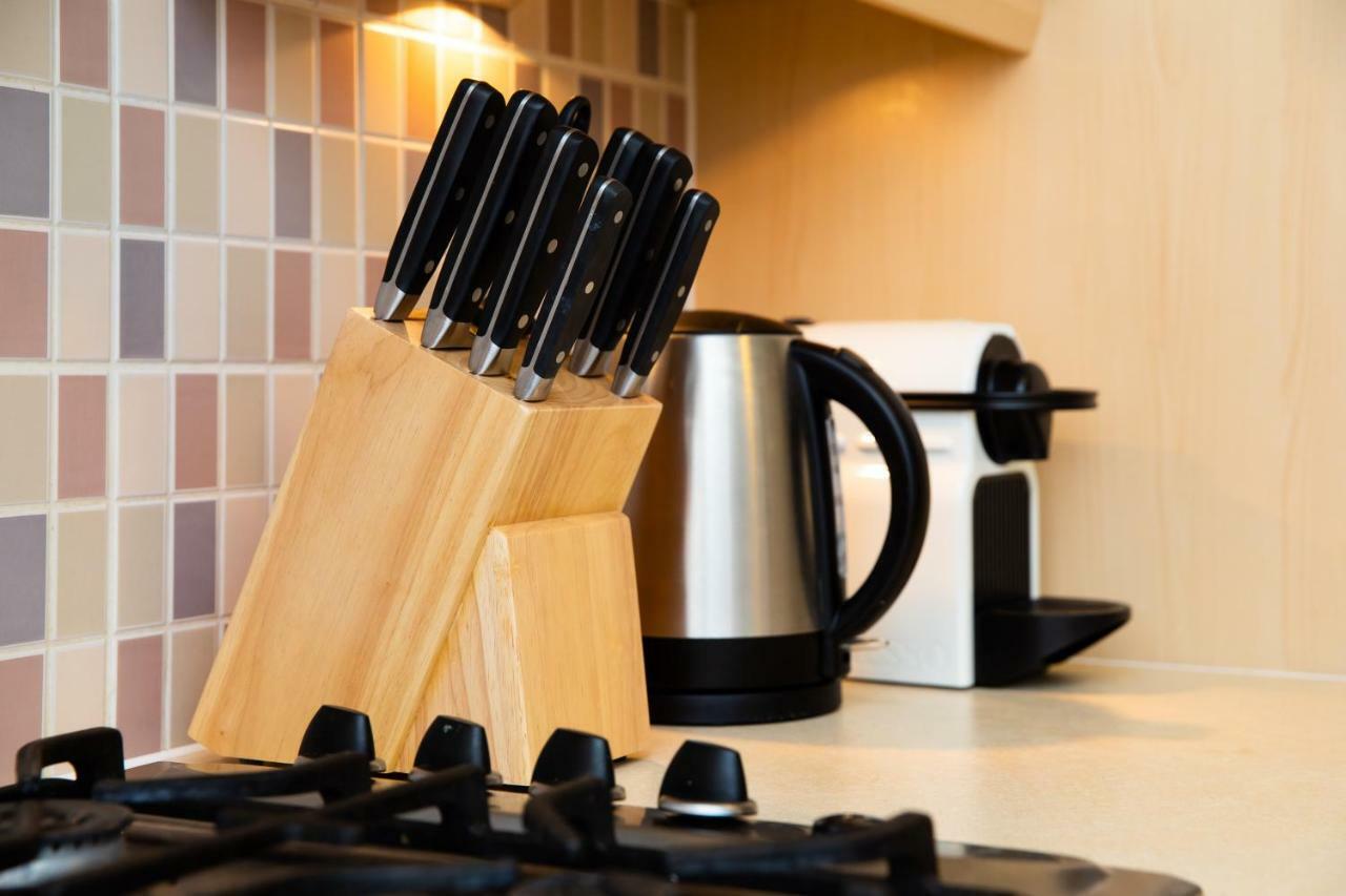 Modern And Spacious Home From Home 1 Mile From M1 - With Netflix, Prime Video, Ps5, Free Parking, Superfast Wifi, Bbq - Sleeps 11 - By Brightleap Apartments ميلتون كينيز المظهر الخارجي الصورة