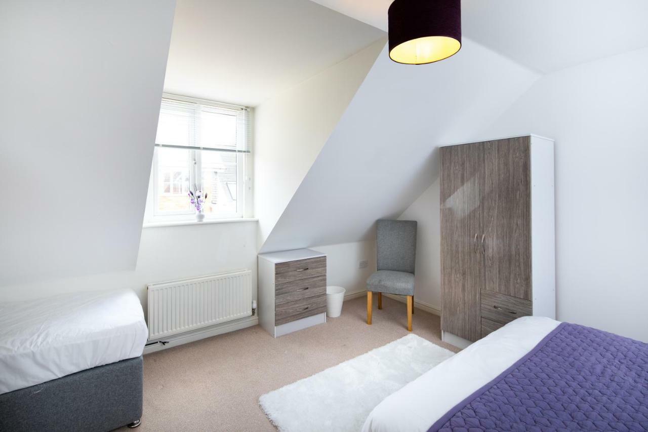 Modern And Spacious Home From Home 1 Mile From M1 - With Netflix, Prime Video, Ps5, Free Parking, Superfast Wifi, Bbq - Sleeps 11 - By Brightleap Apartments ميلتون كينيز المظهر الخارجي الصورة