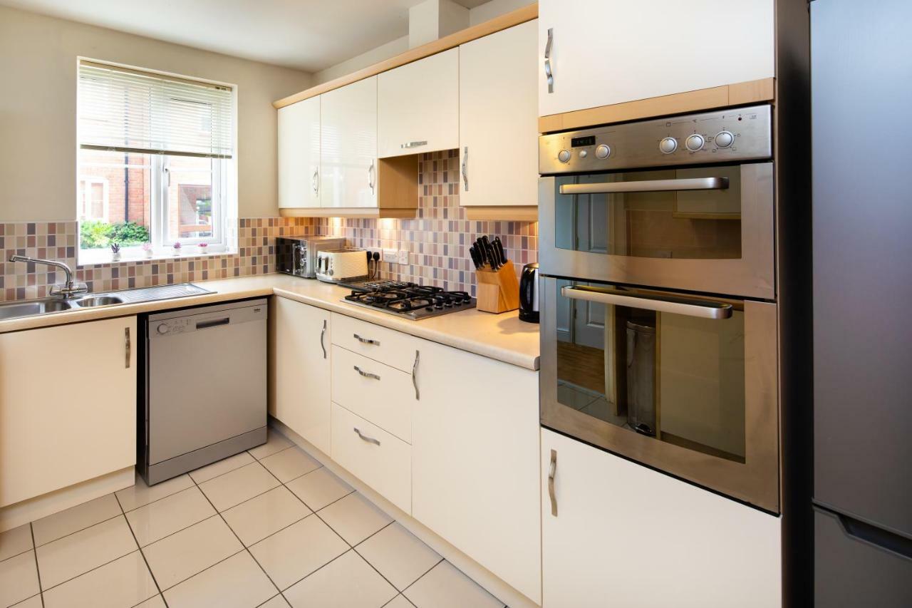 Modern And Spacious Home From Home 1 Mile From M1 - With Netflix, Prime Video, Ps5, Free Parking, Superfast Wifi, Bbq - Sleeps 11 - By Brightleap Apartments ميلتون كينيز المظهر الخارجي الصورة